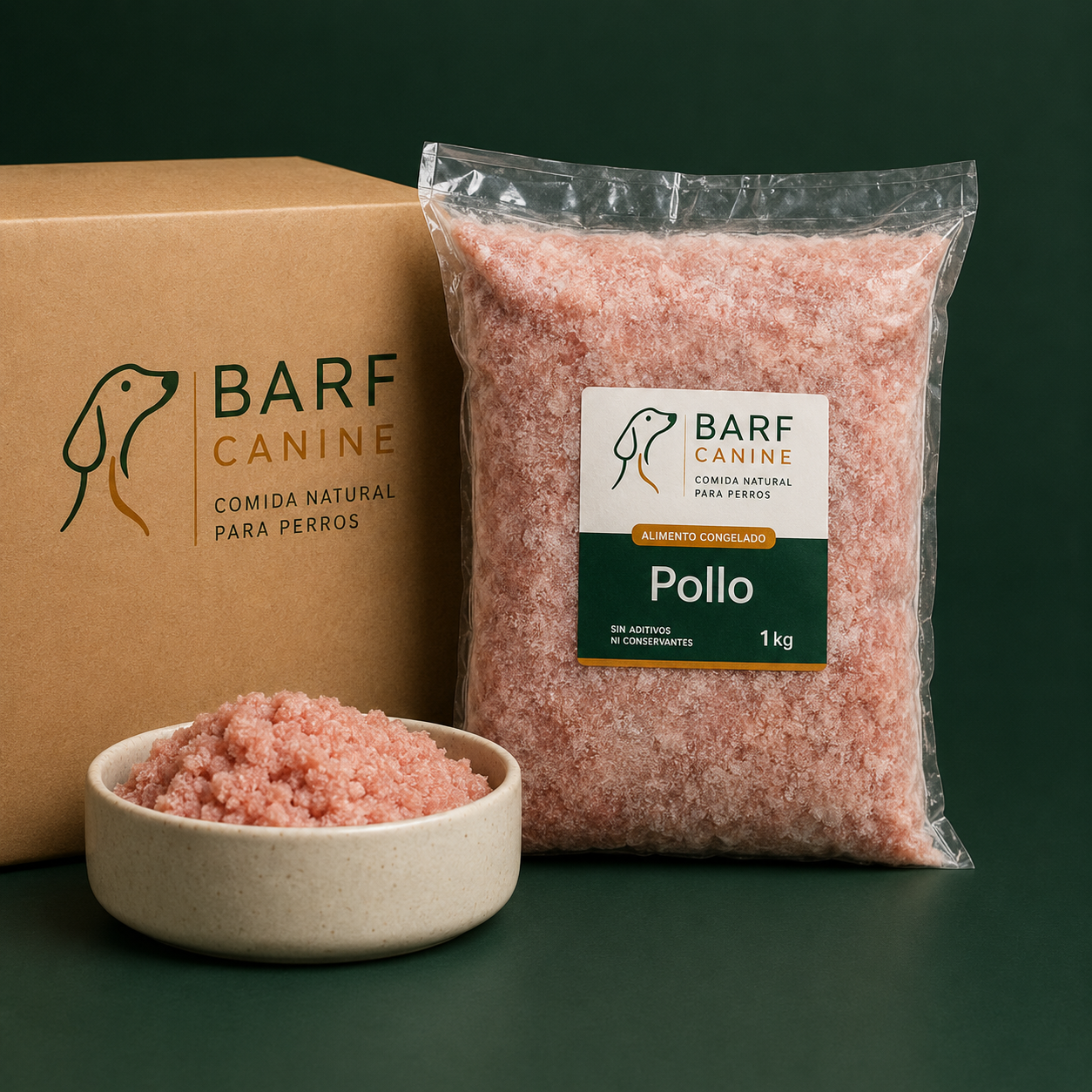 Caja de envío BARF Canine, bolsa de 1 kg de pollo congelado y tazón con la ración servida, sobre fondo verde