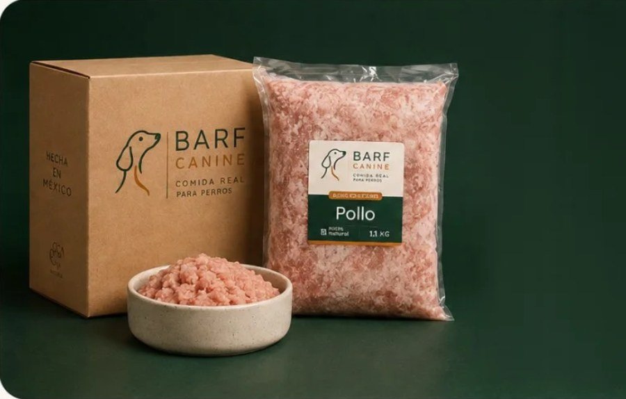 Caja de envío, bolsa de BARF de pollo y tazón de BARF Canine sobre fondo verde