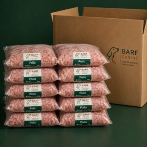 Diez bolsas de 1 kg de BARF de pollo BARF Canine apiladas junto a la caja de envío, plan mensual de 10 kg