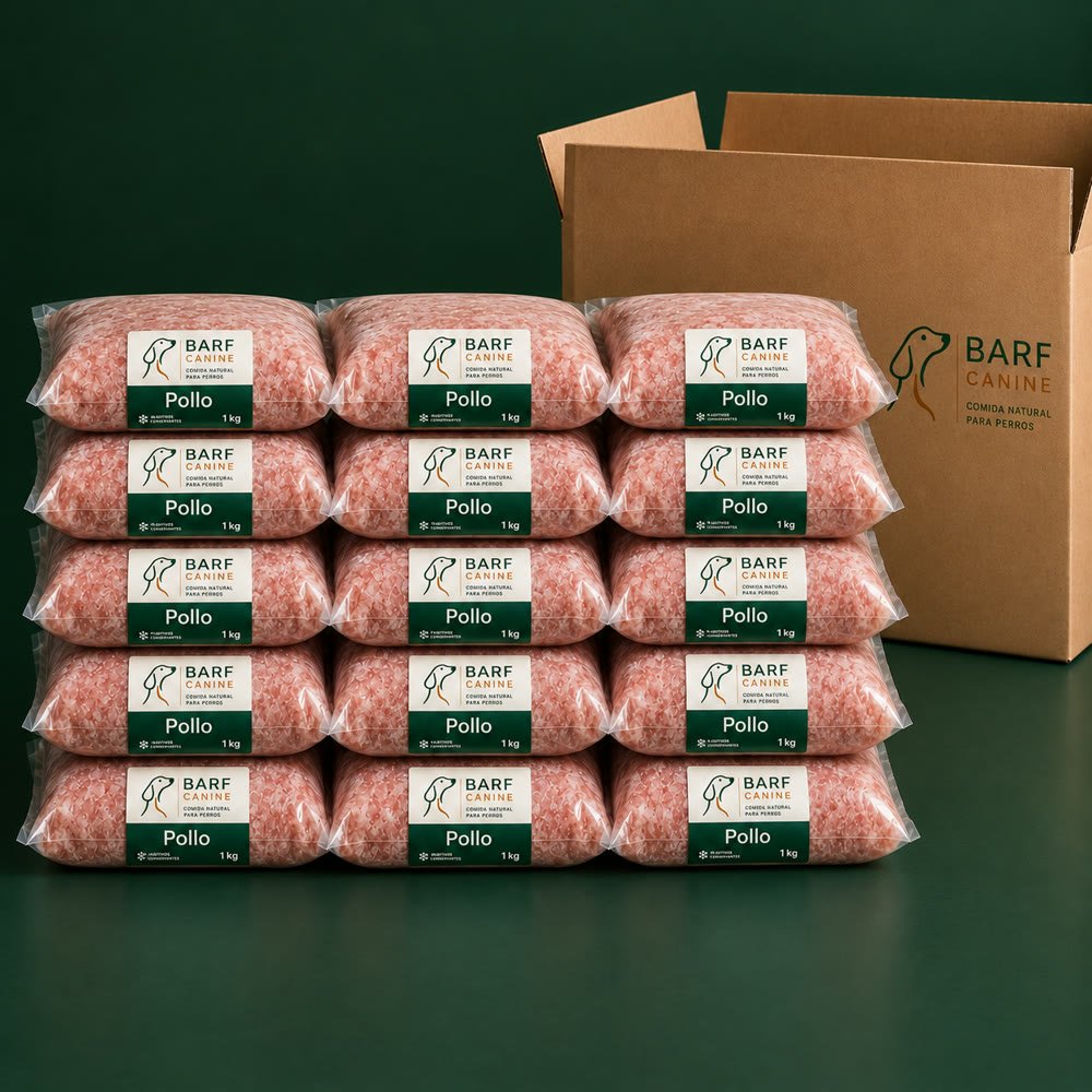 Quince bolsas de 1 kg de BARF de pollo BARF Canine apiladas junto a la caja de envío, plan mensual de 15 kg
