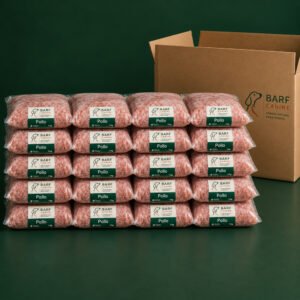 Veinte bolsas de 1 kg de BARF de pollo BARF Canine apiladas junto a la caja de envío, plan mensual de 20 kg