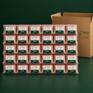 Treinta bolsas de 1 kg de BARF de pollo BARF Canine apiladas junto a la caja de envío, plan mensual de 30 kg